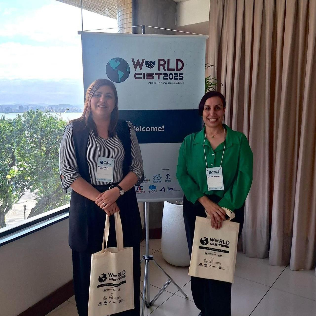 Docentes de la Universidad Tecnológica de SLRC imparten conferencia sobre tecnología en Brasil