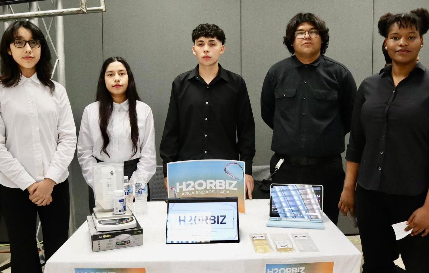 Estudiantes de la Universidad Tecnológica de SLRC crean envase de agua comestible