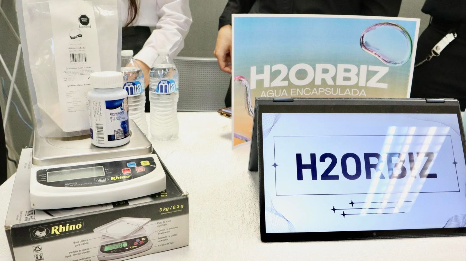 Estudiantes de la Universidad Tecnológica de SLRC crean envase de agua comestible